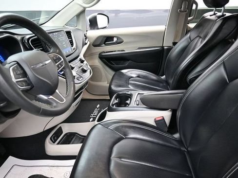 Used 2023 Chrysler Pacifica Touring-L FWD image 16