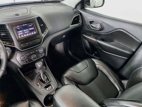 Used 2019 Jeep Cherokee Latitude Plus w/ Cold Weather Group FWD image 25
