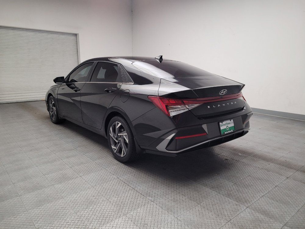 Used 2025 Hyundai Elantra SEL FWD image 5