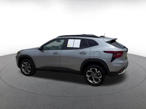 Used 2025 Chevrolet Trax LT FWD image 10
