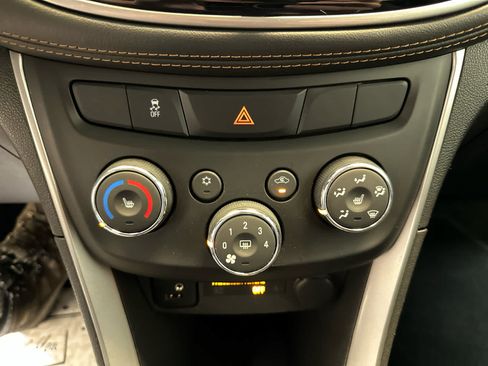 Used 2022 Chevrolet Trax LT w/ Premium Seat Package AWD/4WD image 18