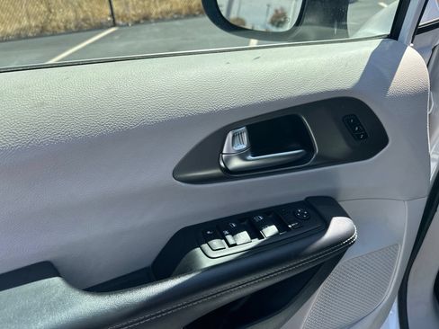 Used 2023 Chrysler Pacifica Touring-L FWD image 5