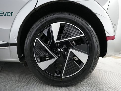 Used 2025 Hyundai Ioniq 5 Limited image 18