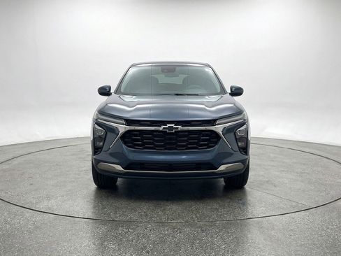 Used 2025 Chevrolet Trax LT image 2