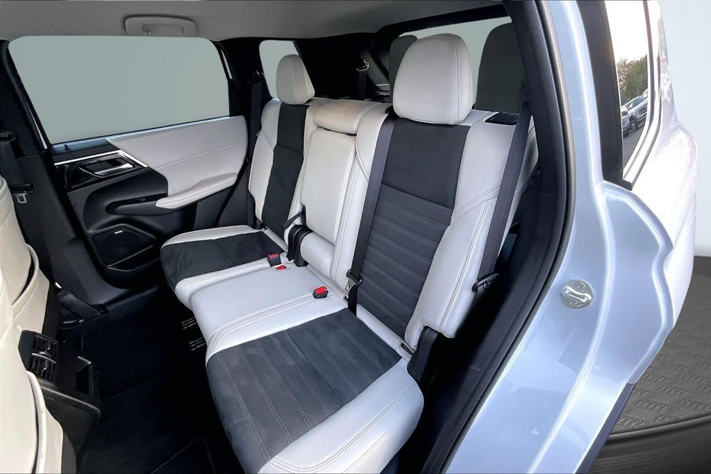 Used 2025 Mitsubishi Outlander SE FWD image 23
