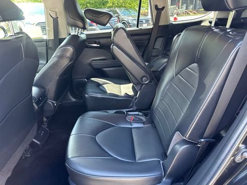Used 2022 Toyota Highlander XLE AWD/4WD image 18