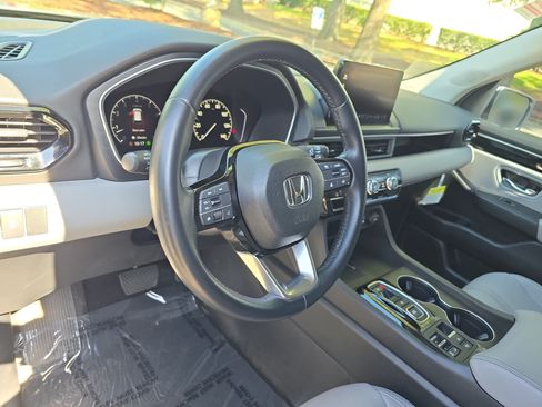 Used 2025 Honda Pilot EX-L image 17