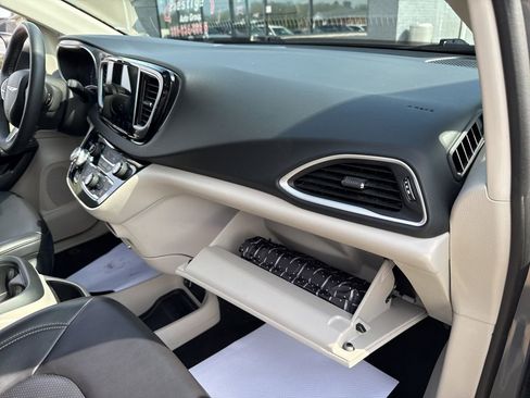 Used 2023 Chrysler Pacifica Touring-L FWD image 43