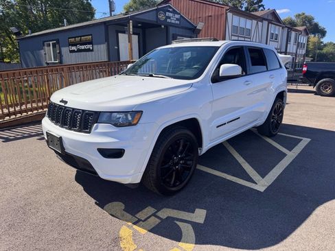 Used 2018 Jeep Grand Cherokee Altitude image 21