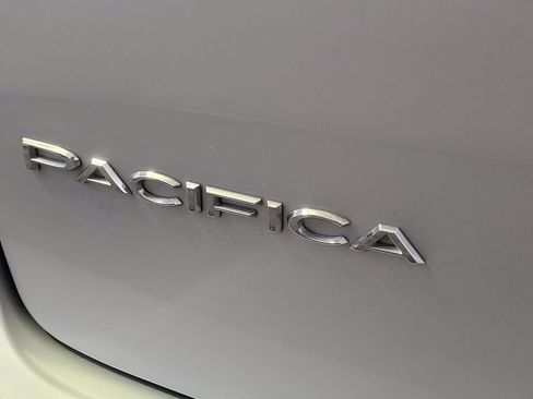 Used 2024 Chrysler Pacifica Touring-L FWD image 31