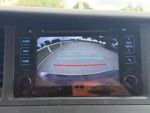 Used 2015 Toyota Sienna LE FWD image 11