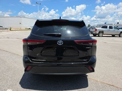 Used 2023 Toyota Highlander XLE AWD/4WD image 4