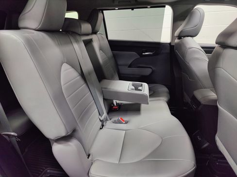 Used 2022 Toyota Highlander XLE image 19