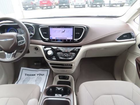 Used 2021 Chrysler Pacifica Touring AWD/4WD image 25