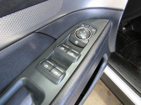 Used 2018 Ford Explorer XLT w/ Equipment Group 202A AWD/4WD image 17