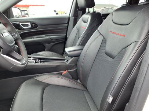 Used 2025 Jeep Compass Trailhawk AWD/4WD image 19