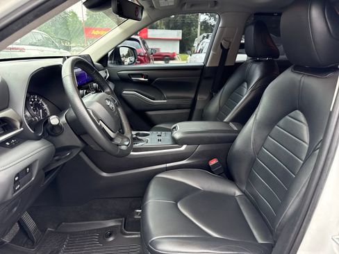 Used 2023 Toyota Highlander XLE FWD image 9
