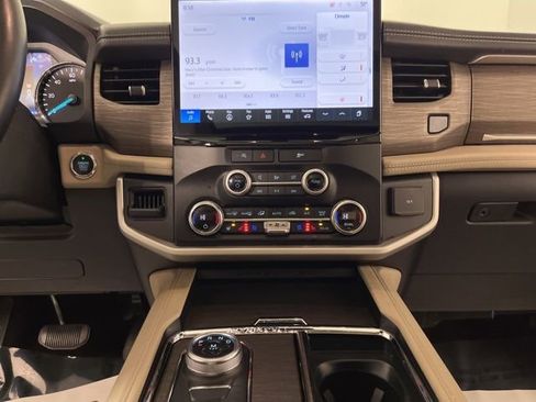 Used 2023 Ford Expedition Limited image 25