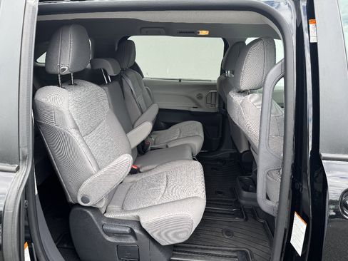 Used 2024 Toyota Sienna LE AWD/4WD image 13