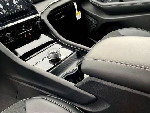 New 2025 Jeep Grand Cherokee L Altitude AWD/4WD image 9