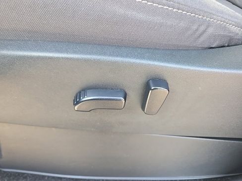 Used 2022 Nissan Frontier SV w/ Technology Package image 9