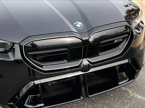 Certified 2025 BMW M5 w/ Executive Package image 57