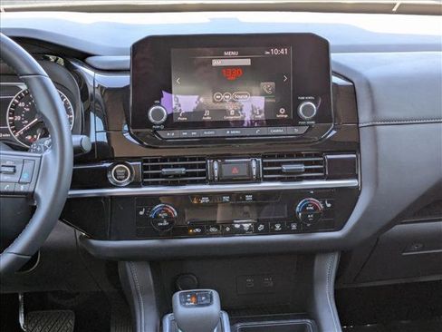 Used 2024 Nissan Pathfinder SV image 15