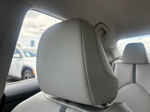 Used 2021 Toyota Camry XLE FWD image 11
