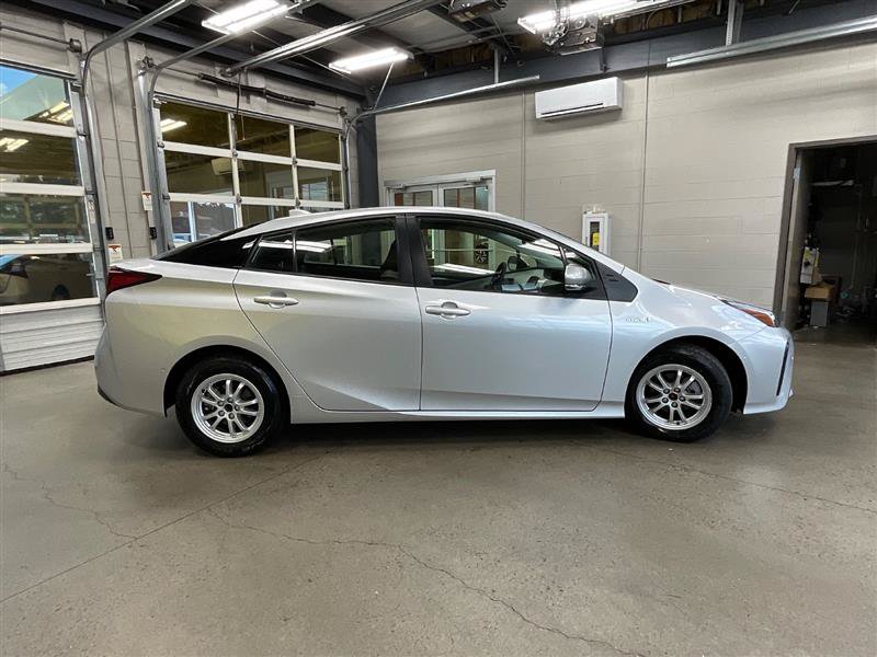 Used 2022 Toyota Prius LE FWD image 6