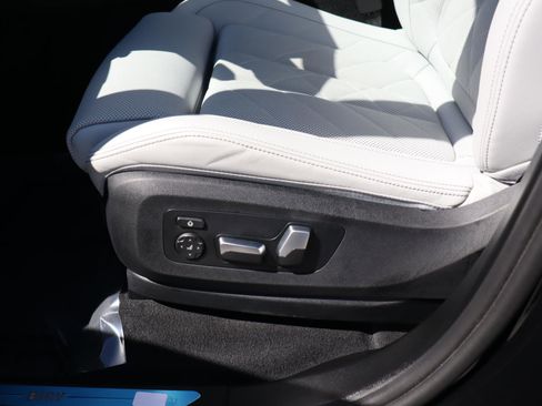 Used 2025 BMW X5 sDrive40i w/ Premium Package image 18