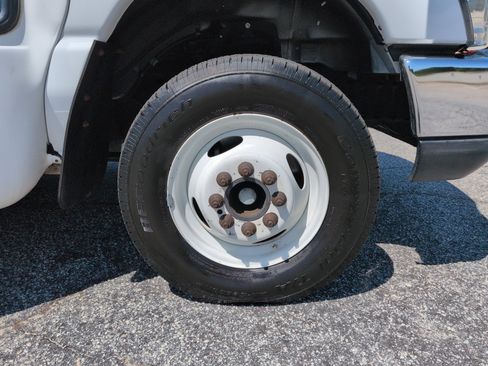 Used 2010 Ford E-350 and Econoline 350 Super Duty RWD image 9