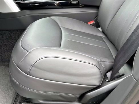 New 2025 Land Rover Range Rover Long Wheelbase SE image 17