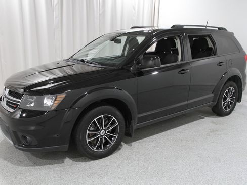Used 2019 Dodge Journey SE w/ Blacktop Package image 3