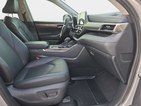 Used 2021 Toyota Highlander Limited FWD image 10