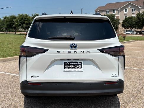 Used 2024 Toyota Sienna XLE FWD image 7