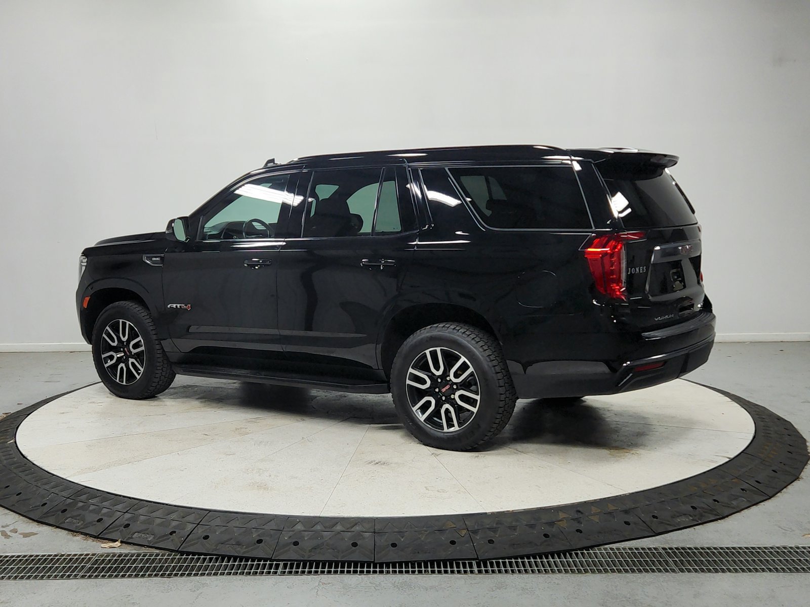 Used 2023 GMC Yukon AT4 AWD/4WD image 6