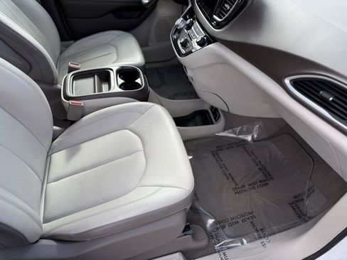 Used 2018 Chrysler Pacifica Touring-L image 15