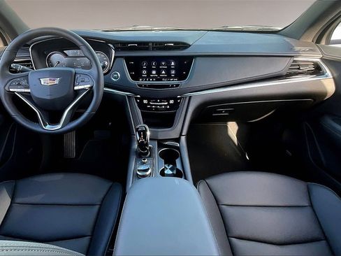 New 2025 Cadillac XT6 Luxury image 5