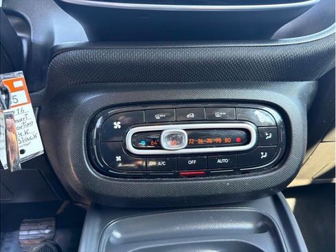 Used 2016 smart fortwo pure RWD image 9