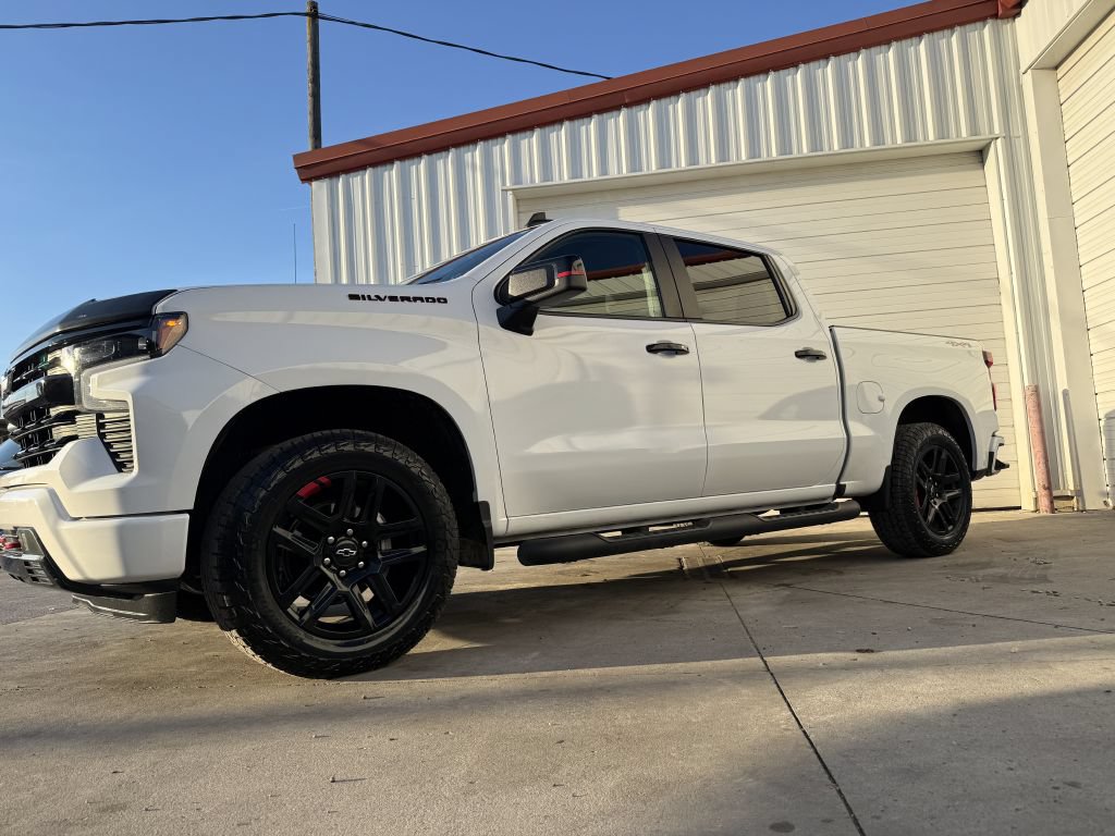 Used 2023 Chevrolet Silverado 1500 RST w/ Redline Edition AWD/4WD image 2