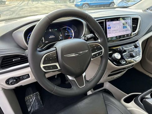 Used 2022 Chrysler Pacifica Touring-L image 3