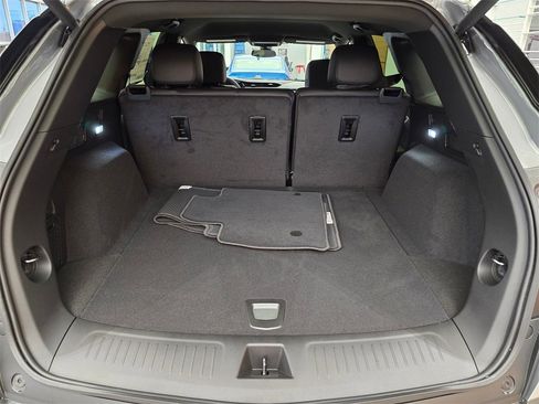 New 2025 Cadillac XT5 Luxury image 14