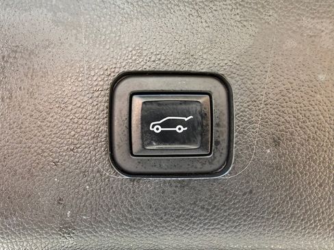 Used 2023 Chevrolet Traverse LT image 19