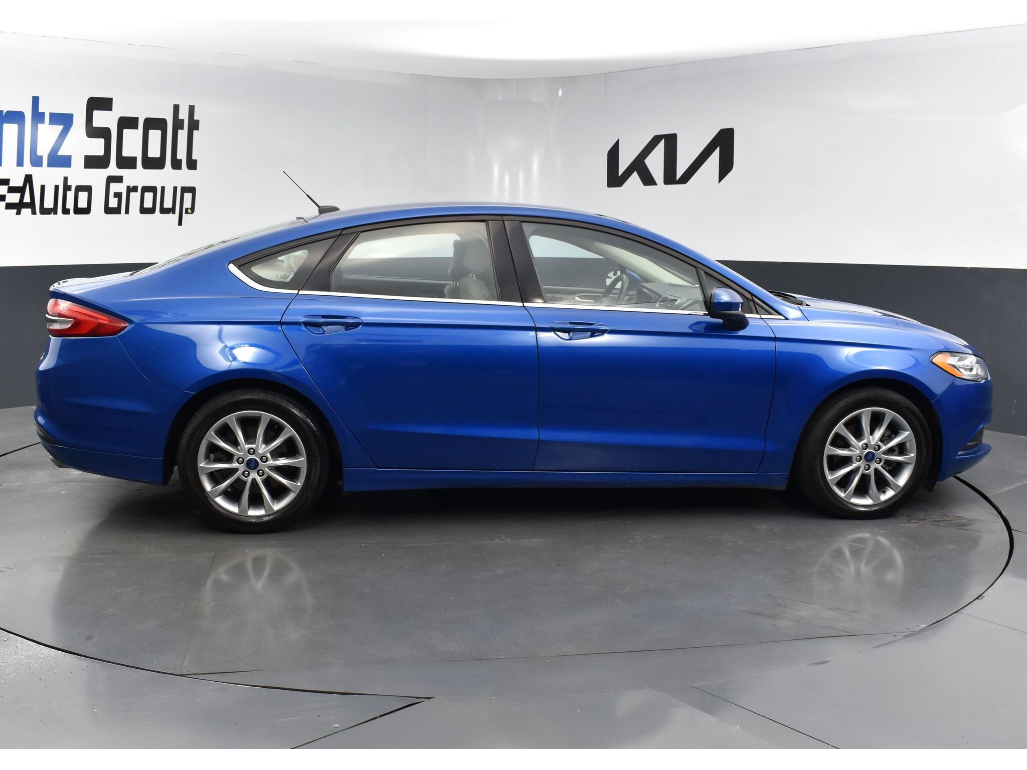 Used 2017 Ford Fusion SE w/ Fusion SE Technology Package FWD image 6