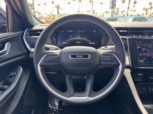 Used 2025 Jeep Grand Cherokee Altitude AWD/4WD image 22