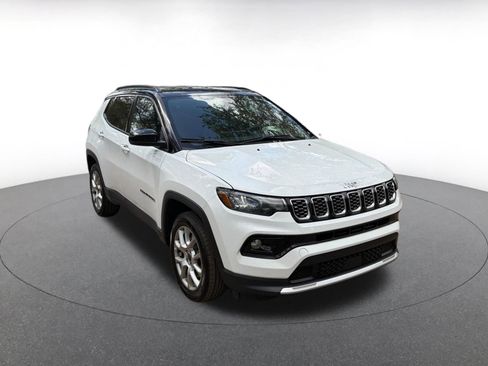 Used 2025 Jeep Compass Limited image 1