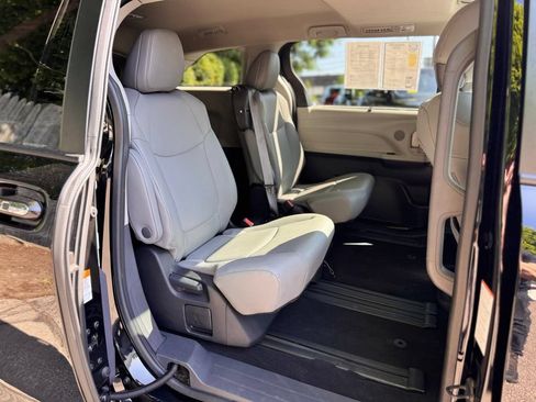 Used 2023 Toyota Sienna XLE FWD image 31