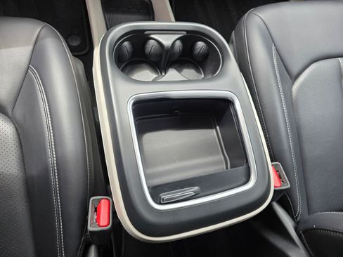Used 2023 Chrysler Pacifica Touring-L FWD image 26