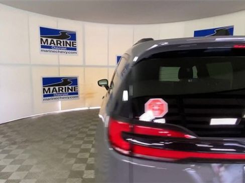 Used 2025 Chrysler Pacifica Limited image 9