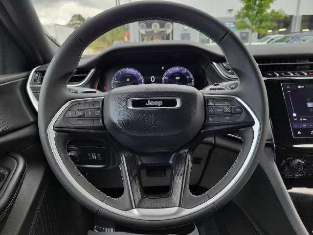 Certified 2025 Jeep Grand Cherokee Laredo AWD/4WD image 25